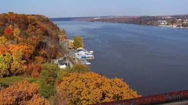 Poughkeepsie mit einem Herbstfarben und Fluss oder Bach