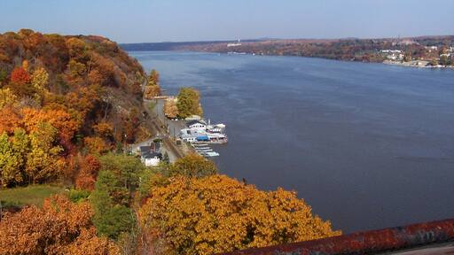 Poughkeepsie bevat herfstbladeren en een rivier of beek