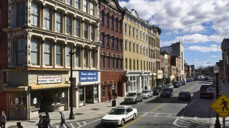 Poughkeepsie showing heritage architecture, street scenes and a city