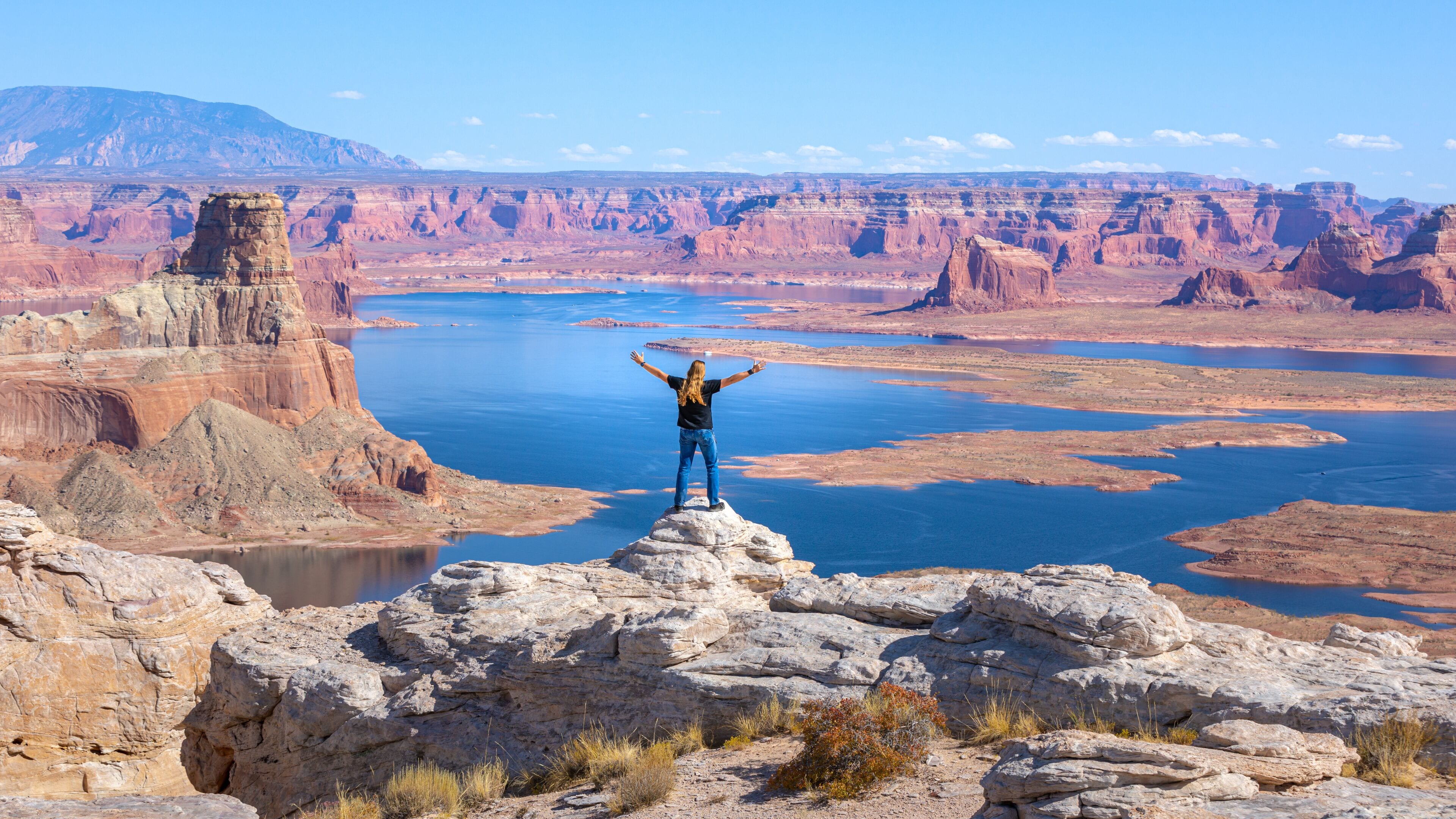 View from Alstrom Point over Lake Powell and the Gunsight Bay in Utah
