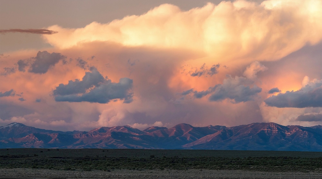 This is where I ended up spending the night. I wouldn't recommend it. It wasn't what I thought it was. It ended up just being a farm road and a VERY VERY small parking area (and no official camping). It also didn't offer any birding, but it did offer some of the best distant mountainous views. I even got my first night sleep of more then 3 hours, even if I was worried I was about to be a child of the corn.