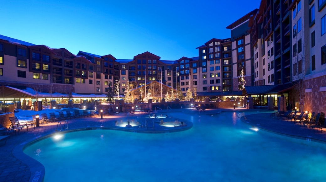 Canyons Resort ofreciendo escenas de noche, piscina y un hotel