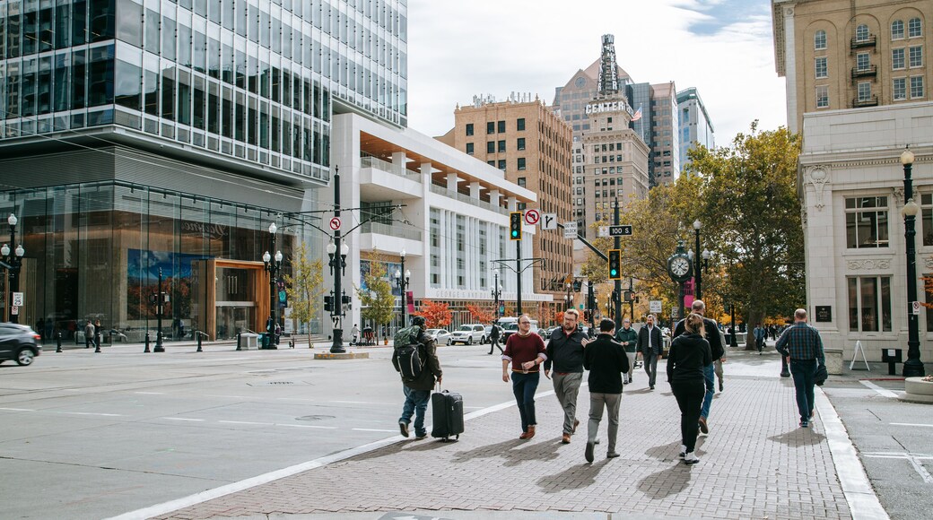 Downtown Salt Lake City showing a city and street scenes