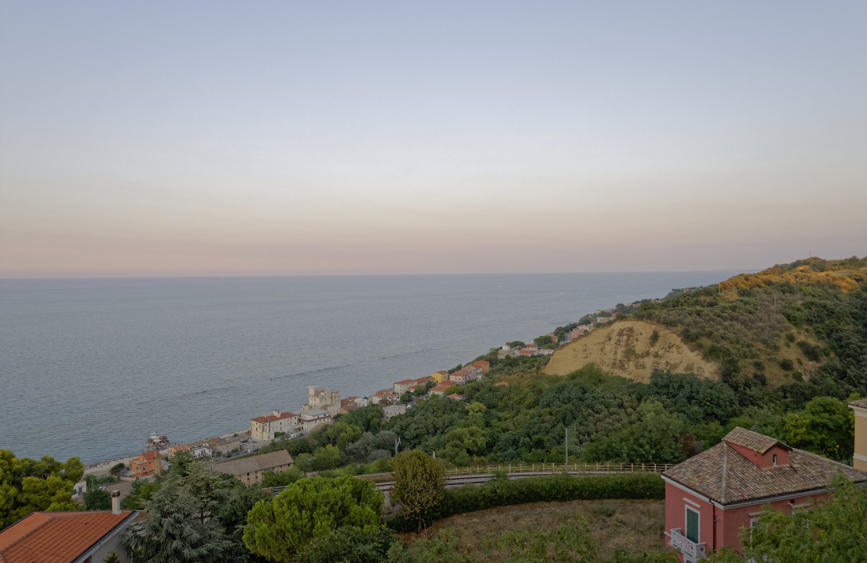 San Vito Chietino 2015 Dieses Foto entstand in Zusammenarbeit mit Stadtbesichtigungen.de Die Seiten Stadtbesichtigungen.de, der dazugehörige Reise Blog sowie die Facebookseite: Stadtbesichtigungen Rom dürfen dieses Bild für Ihre Veröffentlichungen ohne den Hinweis auf Wikipedia, Commons bzw der Lizenz verwenden. Die Verantwortlichen habe von mir (Ra Boe) die Originaldaten zur freien Verfügung übermittelt bekommen.