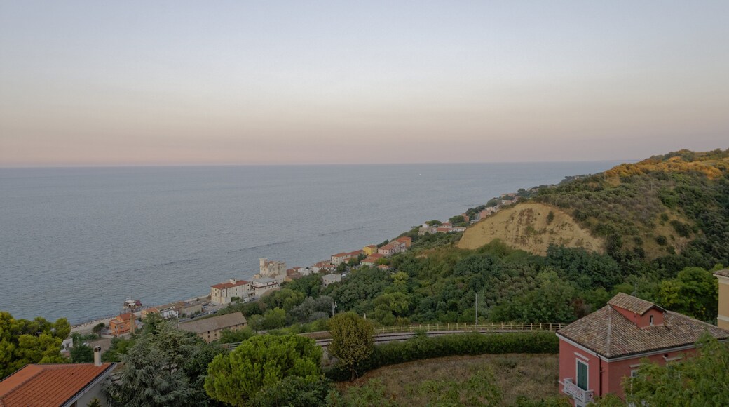 San Vito Chietino 2015 Dieses Foto entstand in Zusammenarbeit mit Stadtbesichtigungen.de Die Seiten Stadtbesichtigungen.de, der dazugehörige Reise Blog sowie die Facebookseite: Stadtbesichtigungen Rom dürfen dieses Bild für Ihre Veröffentlichungen ohne den Hinweis auf Wikipedia, Commons bzw der Lizenz verwenden. Die Verantwortlichen habe von mir (Ra Boe) die Originaldaten zur freien Verfügung übermittelt bekommen.