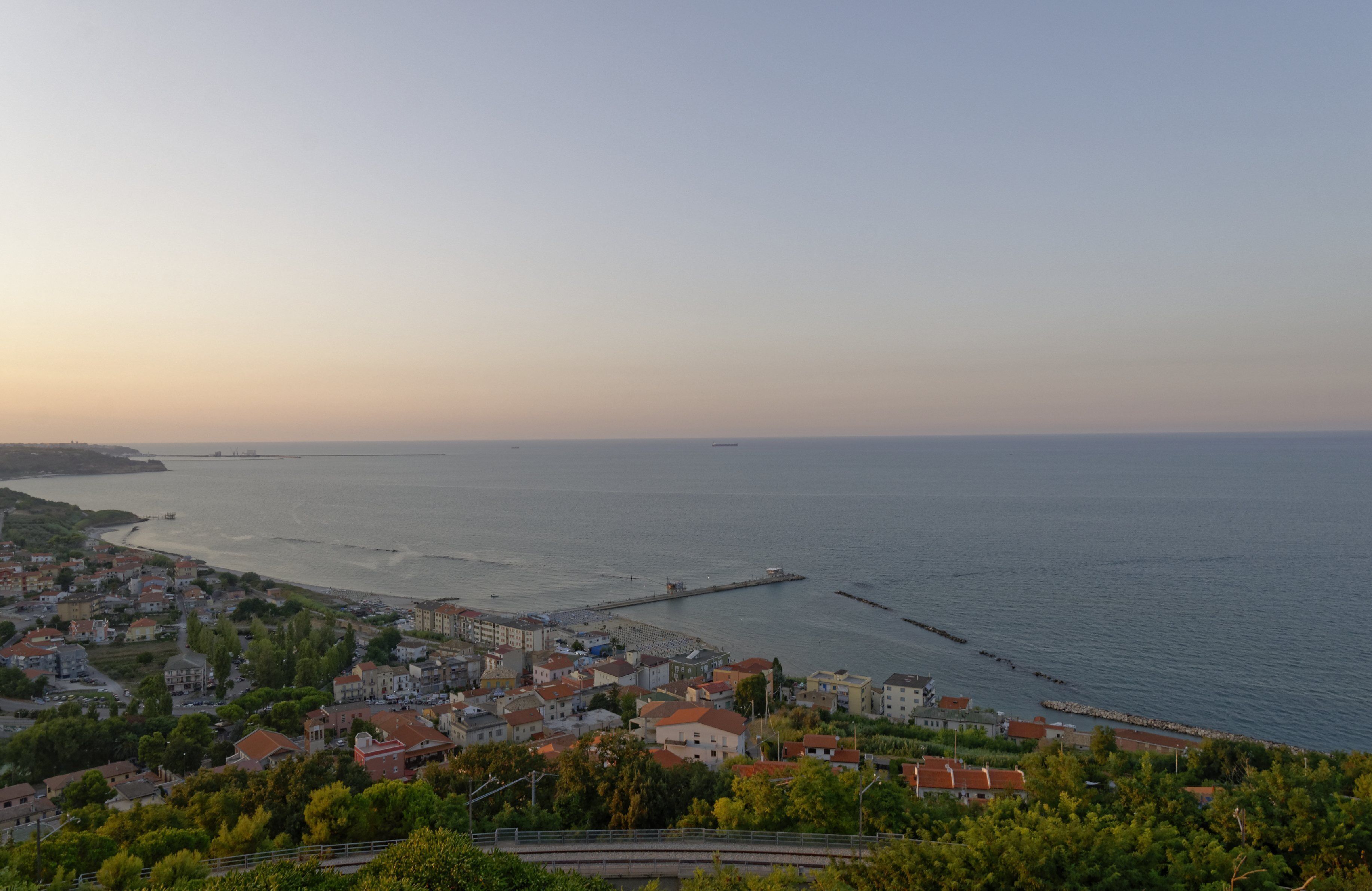 San Vito Chietino 2015 Dieses Foto entstand in Zusammenarbeit mit Stadtbesichtigungen.de Die Seiten Stadtbesichtigungen.de, der dazugehörige Reise Blog sowie die Facebookseite: Stadtbesichtigungen Rom dürfen dieses Bild für Ihre Veröffentlichungen ohne den Hinweis auf Wikipedia, Commons bzw der Lizenz verwenden. Die Verantwortlichen habe von mir (Ra Boe) die Originaldaten zur freien Verfügung übermittelt bekommen.