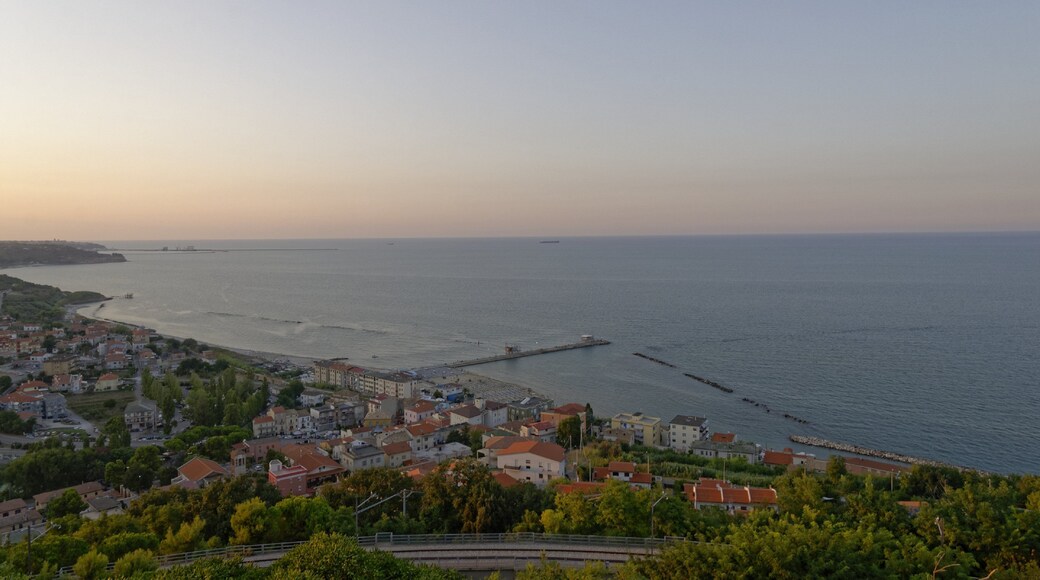 San Vito Chietino 2015 Dieses Foto entstand in Zusammenarbeit mit Stadtbesichtigungen.de Die Seiten Stadtbesichtigungen.de, der dazugehörige Reise Blog sowie die Facebookseite: Stadtbesichtigungen Rom dürfen dieses Bild für Ihre Veröffentlichungen ohne den Hinweis auf Wikipedia, Commons bzw der Lizenz verwenden. Die Verantwortlichen habe von mir (Ra Boe) die Originaldaten zur freien Verfügung übermittelt bekommen.