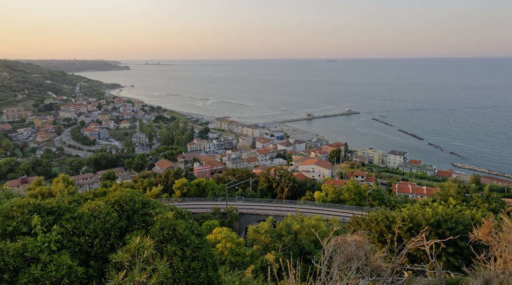 San Vito Chietino 2015 Dieses Foto entstand in Zusammenarbeit mit Stadtbesichtigungen.de Die Seiten Stadtbesichtigungen.de, der dazugehörige Reise Blog sowie die Facebookseite: Stadtbesichtigungen Rom dürfen dieses Bild für Ihre Veröffentlichungen ohne den Hinweis auf Wikipedia, Commons bzw der Lizenz verwenden. Die Verantwortlichen habe von mir (Ra Boe) die Originaldaten zur freien Verfügung übermittelt bekommen.