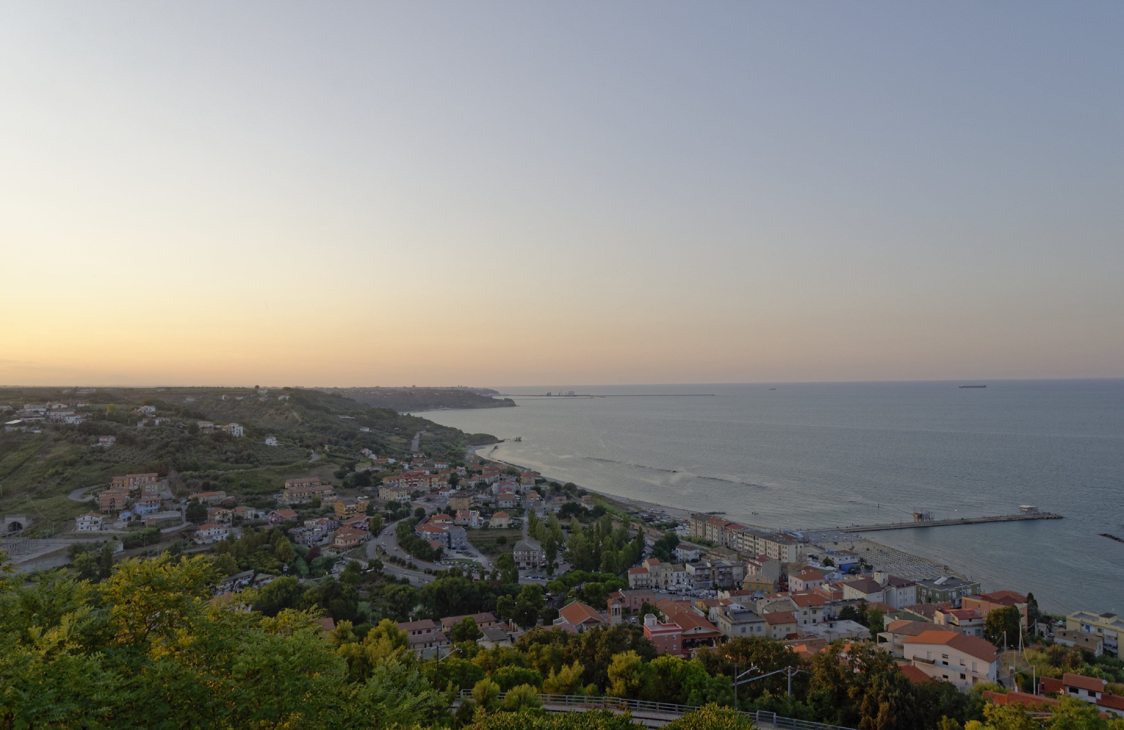 San Vito Chietino 2015 Dieses Foto entstand in Zusammenarbeit mit Stadtbesichtigungen.de Die Seiten Stadtbesichtigungen.de, der dazugehörige Reise Blog sowie die Facebookseite: Stadtbesichtigungen Rom dürfen dieses Bild für Ihre Veröffentlichungen ohne den Hinweis auf Wikipedia, Commons bzw der Lizenz verwenden. Die Verantwortlichen habe von mir (Ra Boe) die Originaldaten zur freien Verfügung übermittelt bekommen.