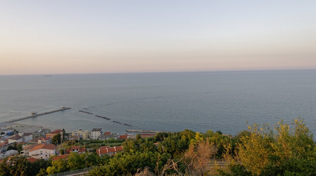 San Vito Chietino 2015 Dieses Foto entstand in Zusammenarbeit mit Stadtbesichtigungen.de Die Seiten Stadtbesichtigungen.de, der dazugehörige Reise Blog sowie die Facebookseite: Stadtbesichtigungen Rom dürfen dieses Bild für Ihre Veröffentlichungen ohne den Hinweis auf Wikipedia, Commons bzw der Lizenz verwenden. Die Verantwortlichen habe von mir (Ra Boe) die Originaldaten zur freien Verfügung übermittelt bekommen.
