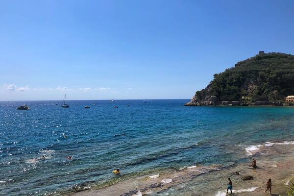 Baia dei Saraceni, Italy 🇮🇹
This is a small but beautiful beach near Varigotti on the Ligurian coast in Italy. The sea is really clear but watch out because the huge underwater rocks can be very slippery and house sea urchins! It’s also a great place for some snorkeling, so bring a mask 🐠
#baiadeisaraceni #varigotti #finaleligure #liguria #liguriancoast #coast #sea #beach #snorkeling #italy