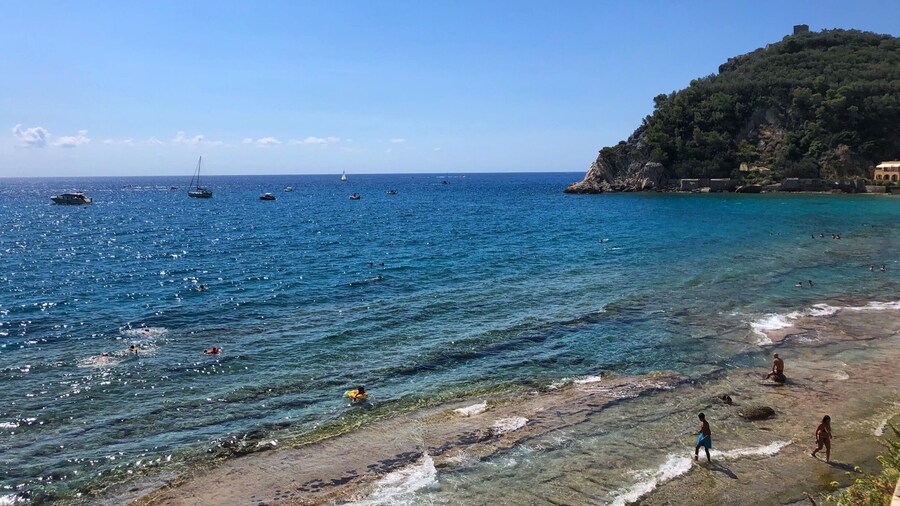 Baia dei Saraceni, Italy 🇮🇹
This is a small but beautiful beach near Varigotti on the Ligurian coast in Italy. The sea is really clear but watch out because the huge underwater rocks can be very slippery and house sea urchins! It’s also a great place for some snorkeling, so bring a mask 🐠
#baiadeisaraceni #varigotti #finaleligure #liguria #liguriancoast #coast #sea #beach #snorkeling #italy
