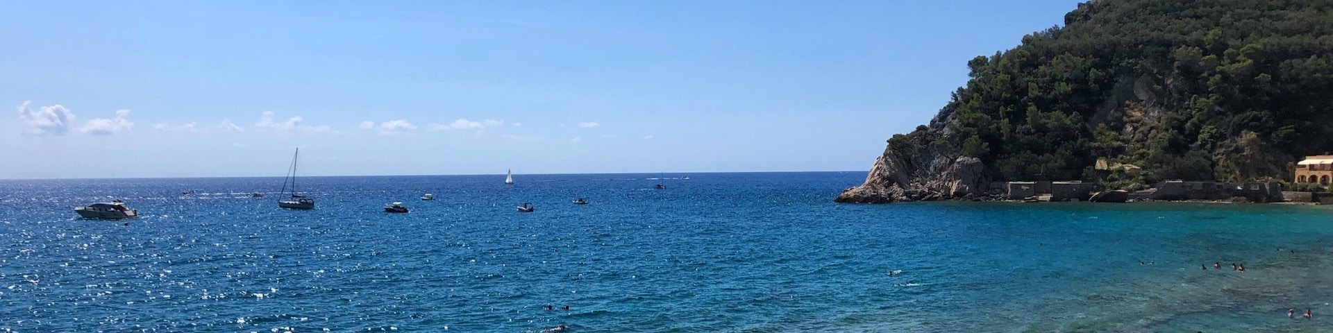 Baia dei Saraceni, Italy 🇮🇹
This is a small but beautiful beach near Varigotti on the Ligurian coast in Italy. The sea is really clear but watch out because the huge underwater rocks can be very slippery and house sea urchins! It’s also a great place for some snorkeling, so bring a mask 🐠
#baiadeisaraceni #varigotti #finaleligure #liguria #liguriancoast #coast #sea #beach #snorkeling #italy
