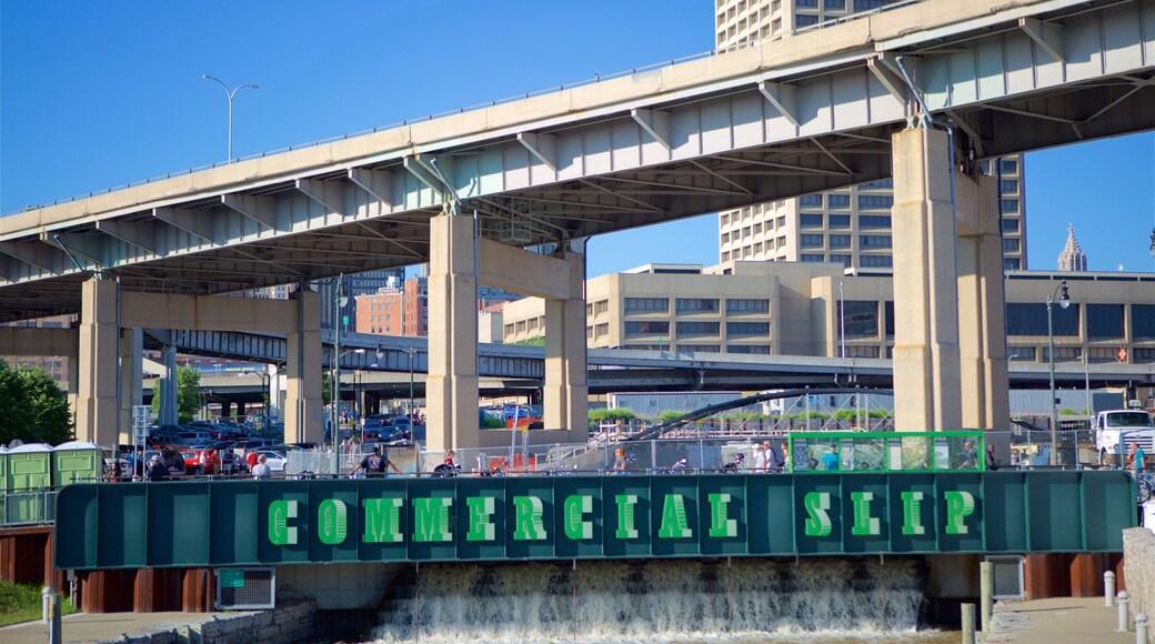 Cataratas do Niágara - oeste de Nova York que inclui uma cidade, uma ponte e sinalização