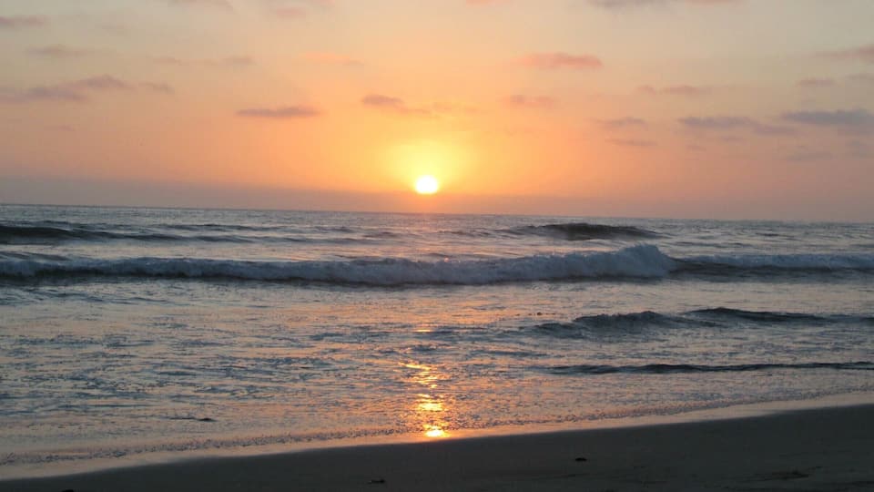 Not crowded and so peaceful. This was between lifeguard station 28 and 29. #goldenhour #calibeaches