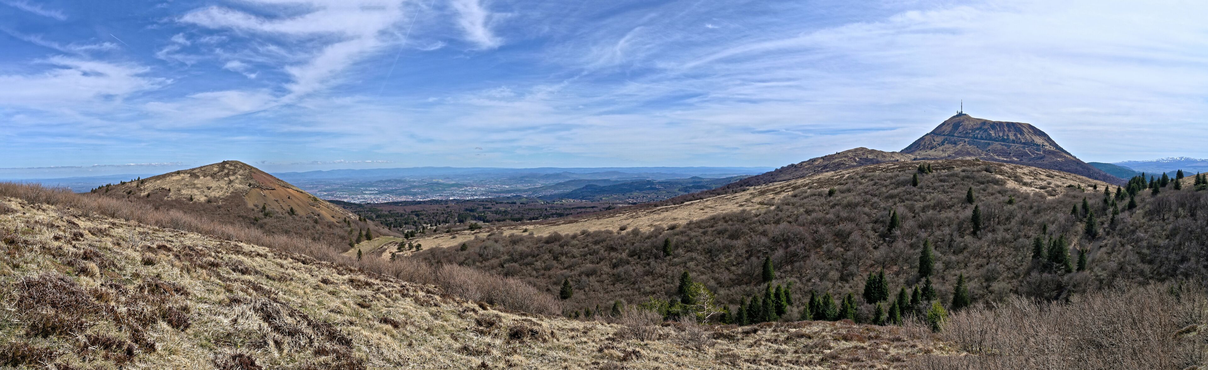 Vue du sommet de puys de Cliersou, Puy de Dôme , Auvergne , France 