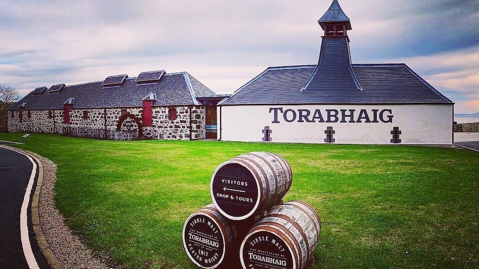 One of the main building stones of Scottish #culture is whisky. Whisky isn't just a drink, but it's also a tradition, social move and display of character. "Tell me what whisky you likeamd I tell you what kind of person you are". Here is a view of the new whisky distillery on the Isle of Skye, called Torabhaig.