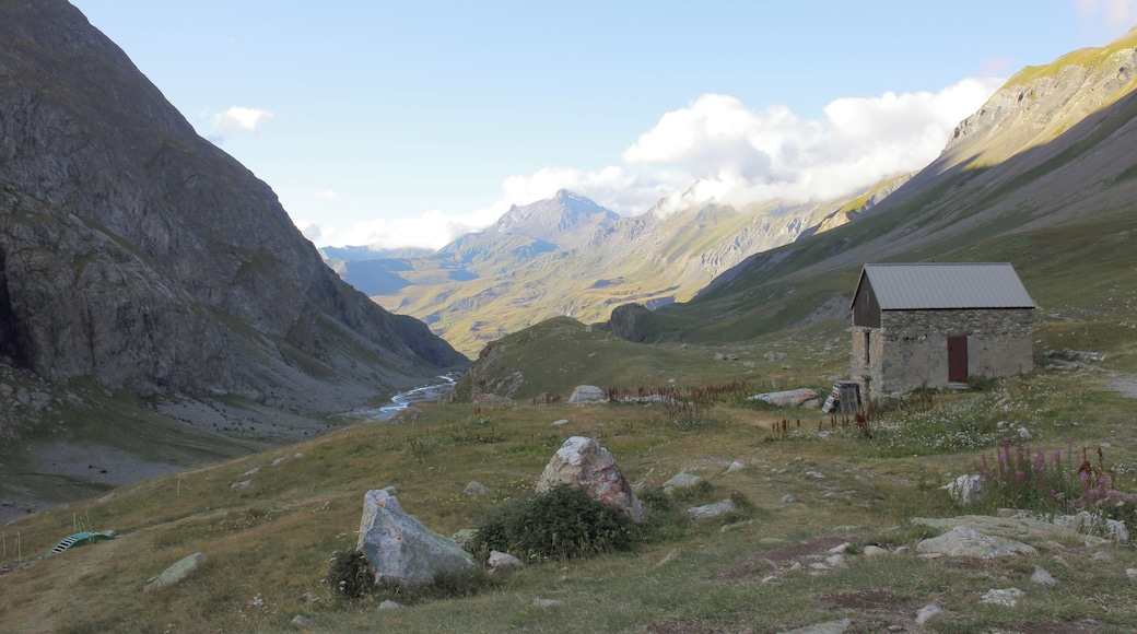 Outhouse Refuge de l'Alpe de Villar-d'Arene, (2078 m)