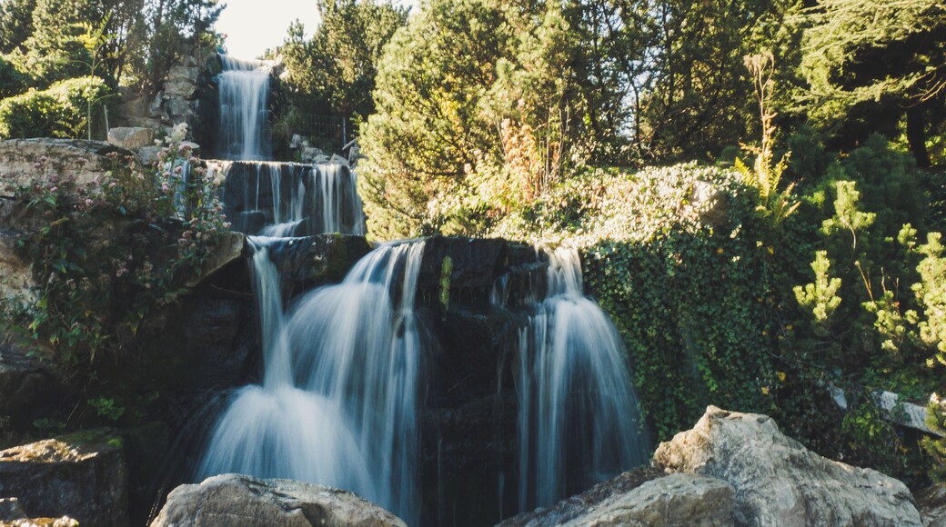 This is a handheld long exposure of the waterfall in the Grugapark.
