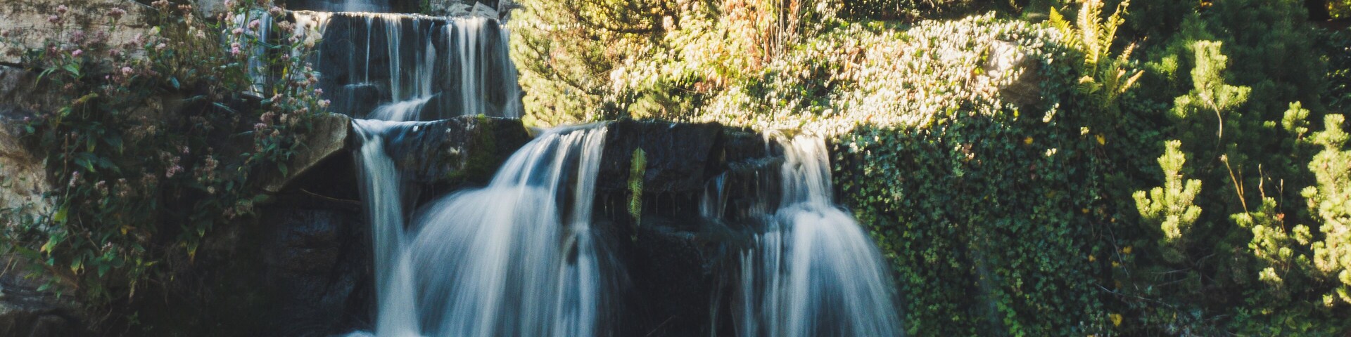 This is a handheld long exposure of the waterfall in the Grugapark.