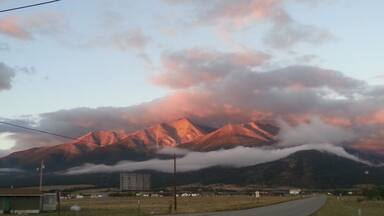 Buena Vista que incluye una puesta de sol, vistas de paisajes y montañas