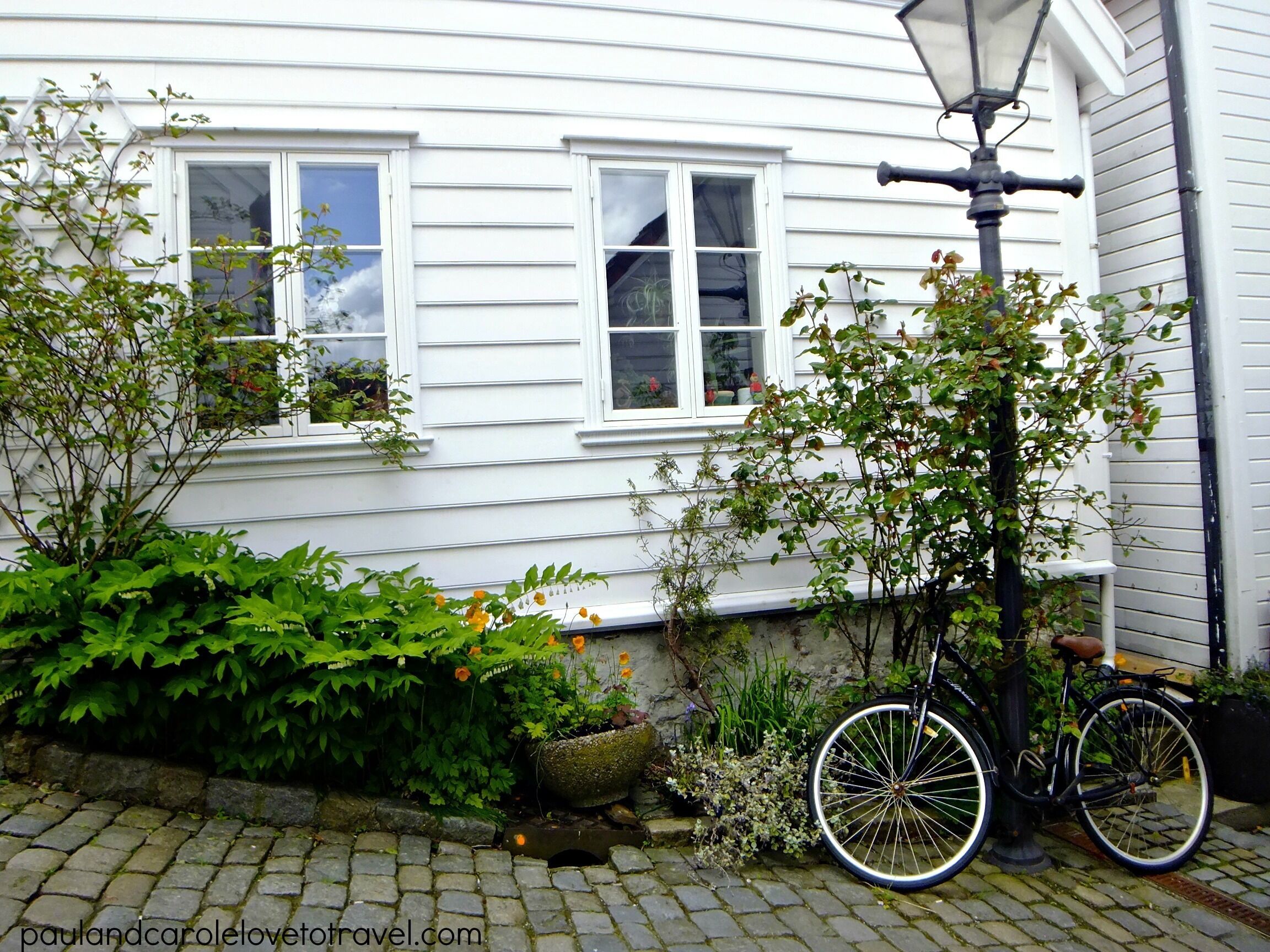 Really enjoyed wandering the narrow streets of the Old Town in Stavanger, Norway.  Don't envy the individual who owns this bike, the streets were pretty steep and uneven, it would be a very interesting ride!
#cycling #street #stavanger #norway