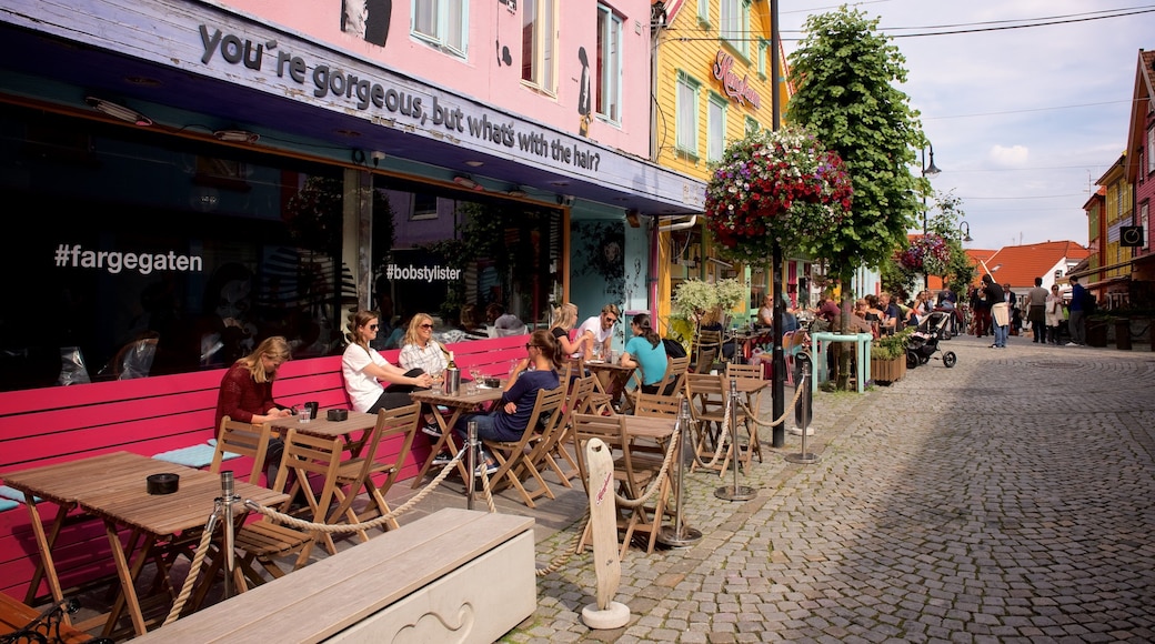 Stavanger ofreciendo comer al aire libre, estilo de vida de café y una pequeña ciudad o pueblo