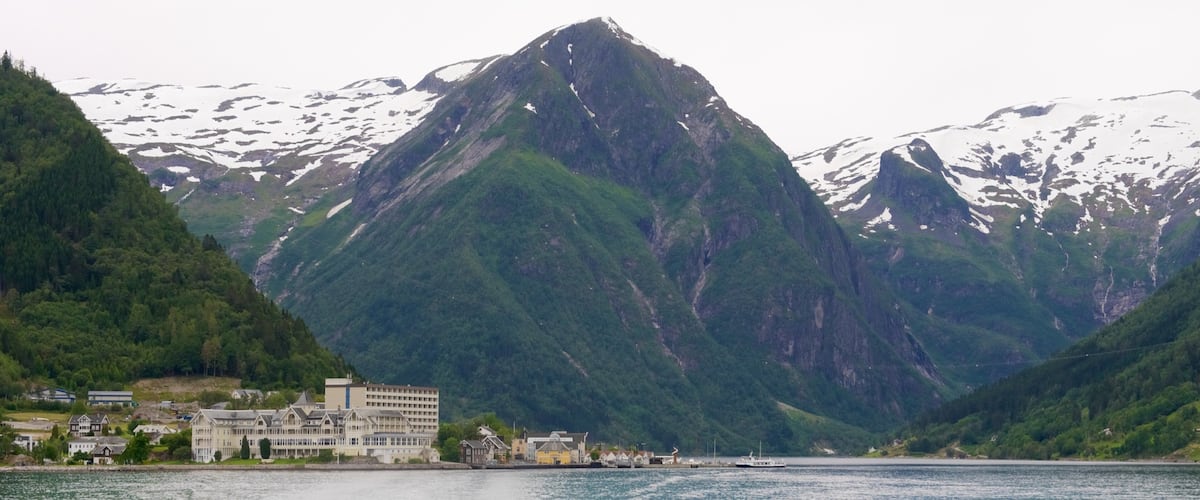 Fjord Sogne montrant montagnes et vues littorales