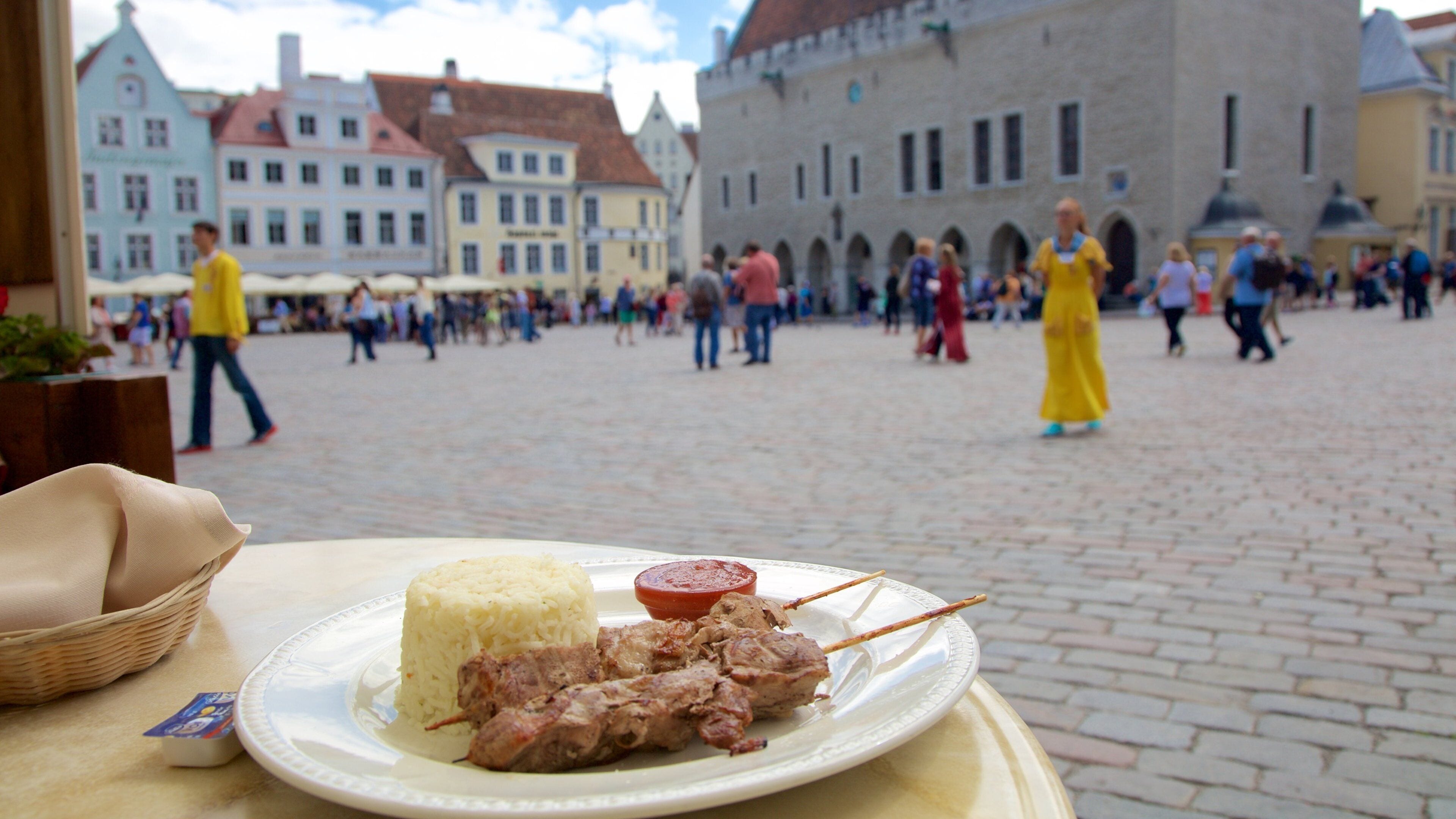 Tallín ofreciendo comida y un parque o plaza