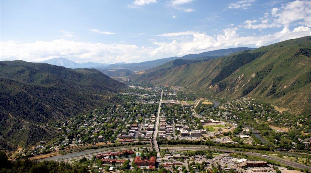 Glenwood Springs presenterar landskap, en liten stad eller by och en stad