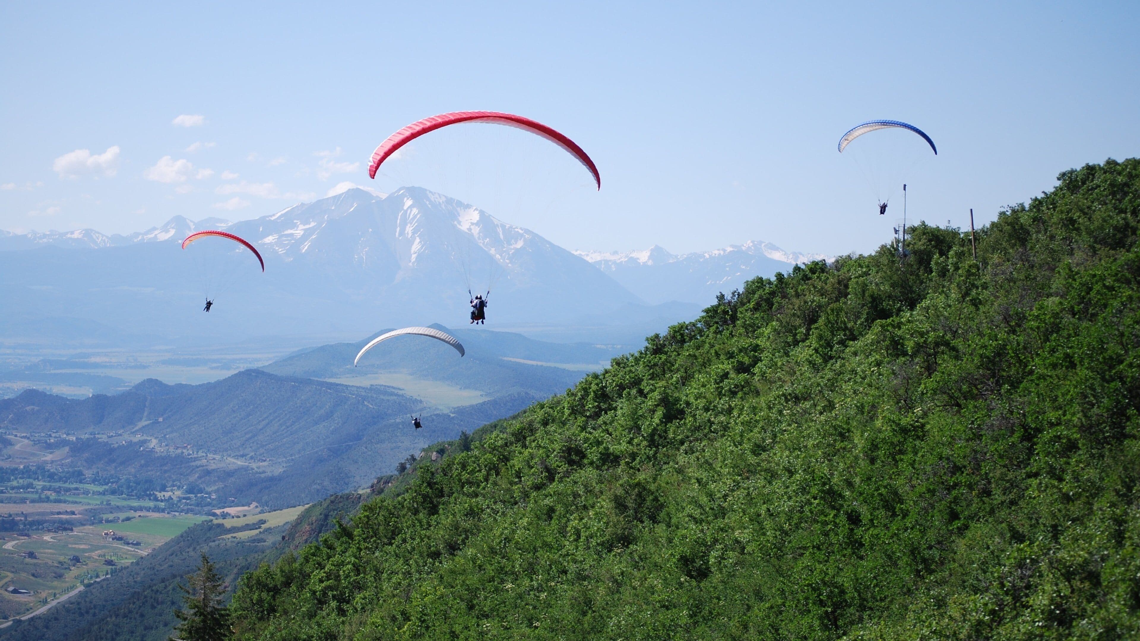 Glenwood Springs som inkluderar landskap och berg