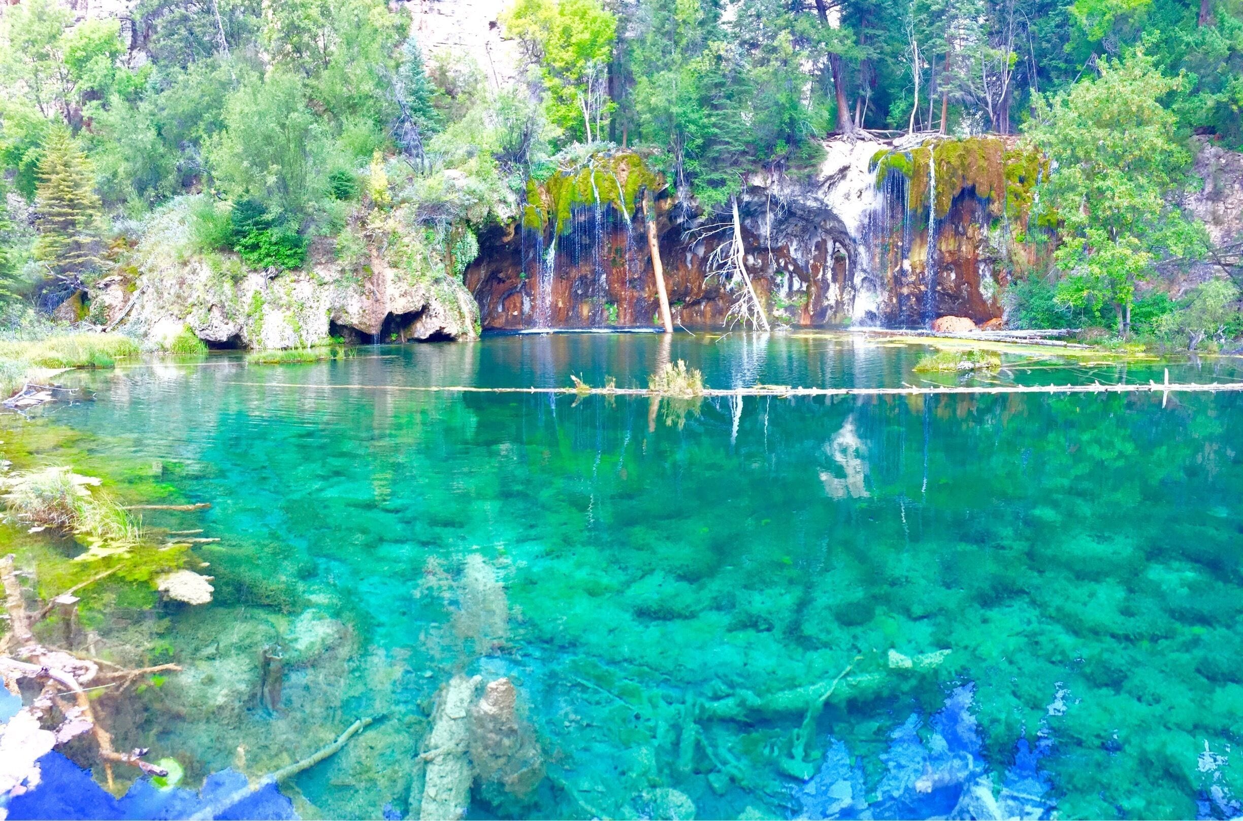 Probably one of the best scenic places I've been. This place attracts a lot of people around the world. Parking is very limited, so, get here early as you can. Maybe 6-7am. The trail is about 1.2 miles, but it's quite steep for the average joes. Although, once you're up here, you will appreciate every moment of it. Enjoy! #HangingLake 