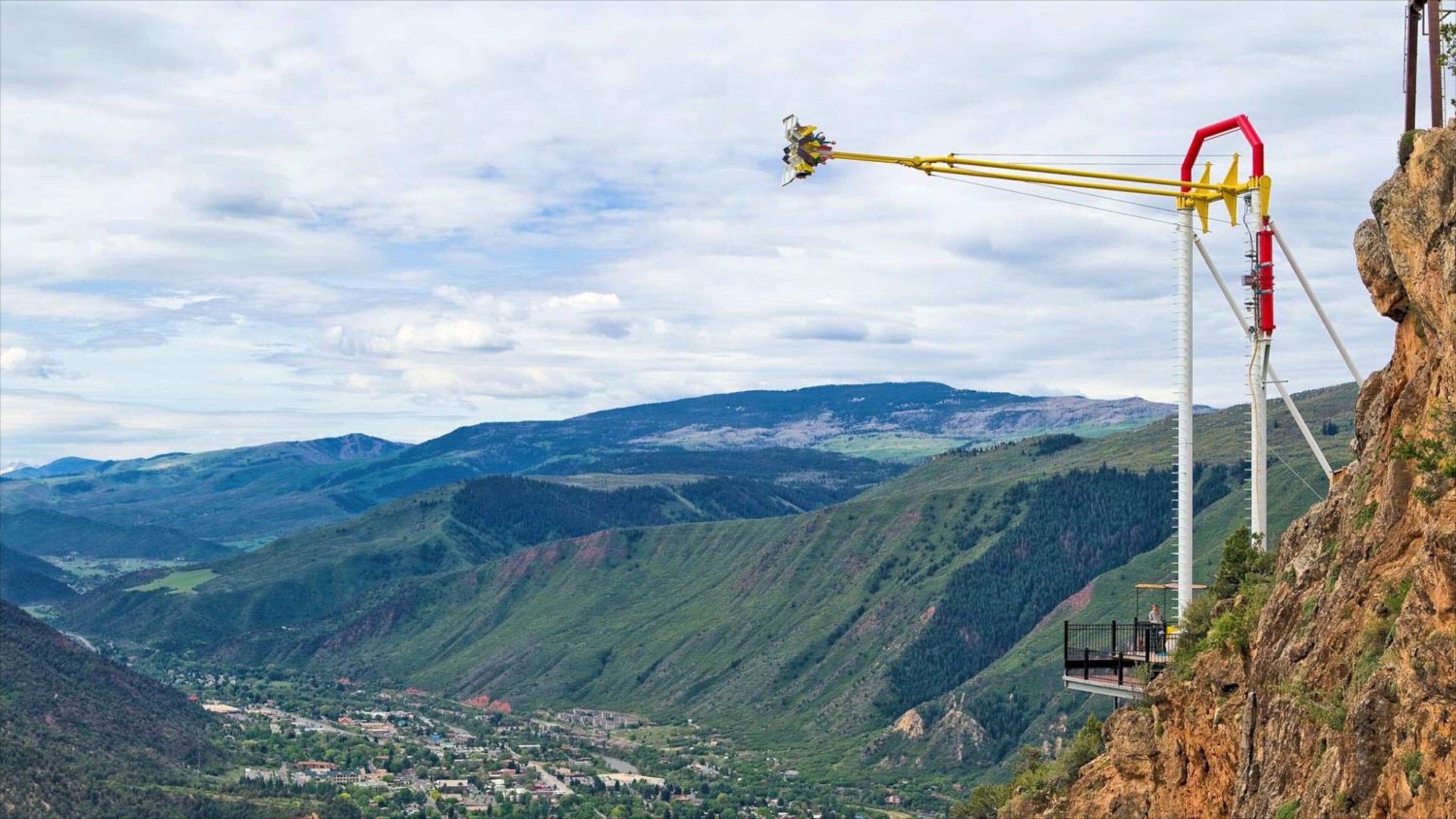 Glenwood Springs showing mountains, rides and landscape views