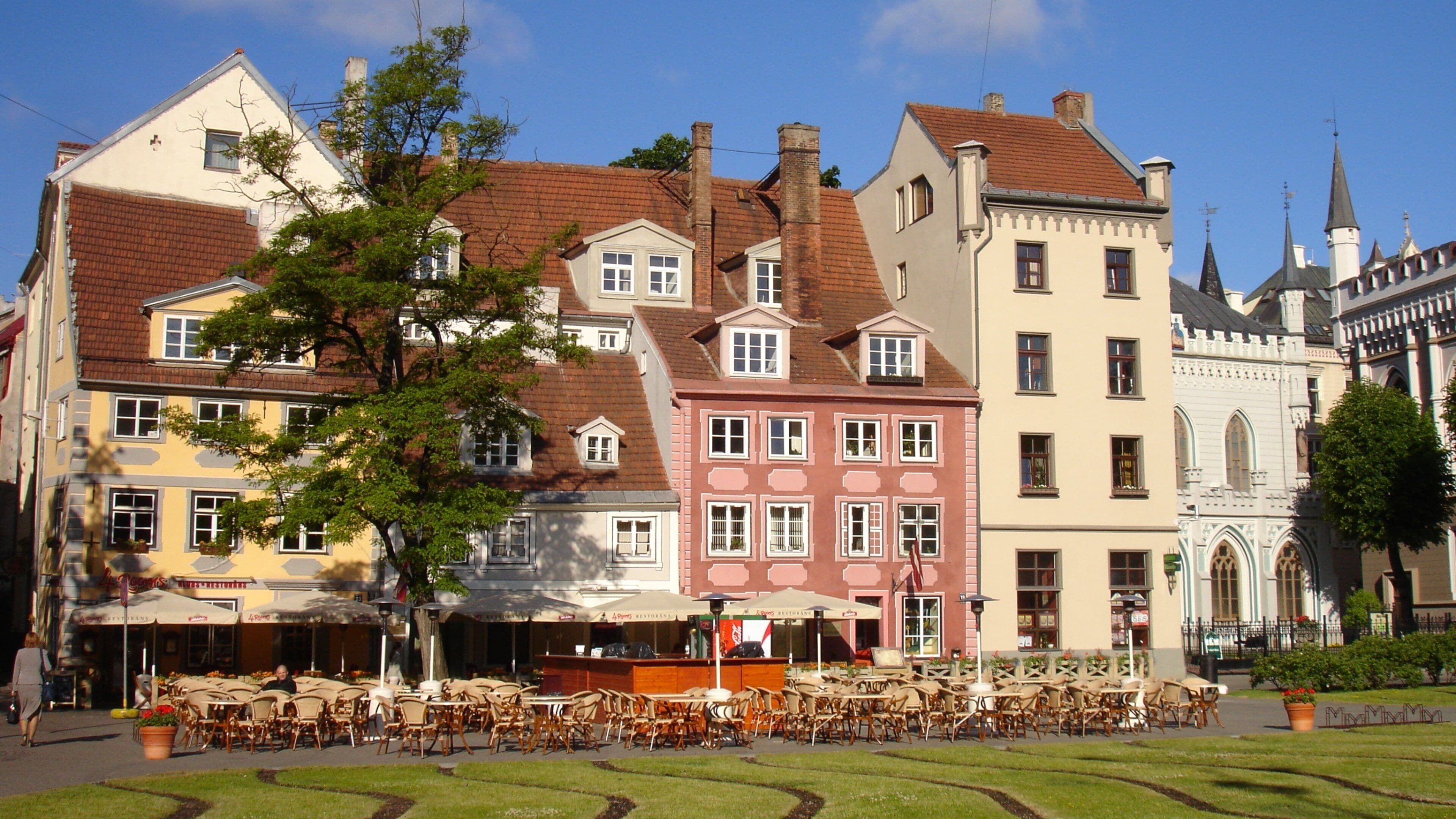 Riga presenterar al fresco-restauranger, en stad och ett hus