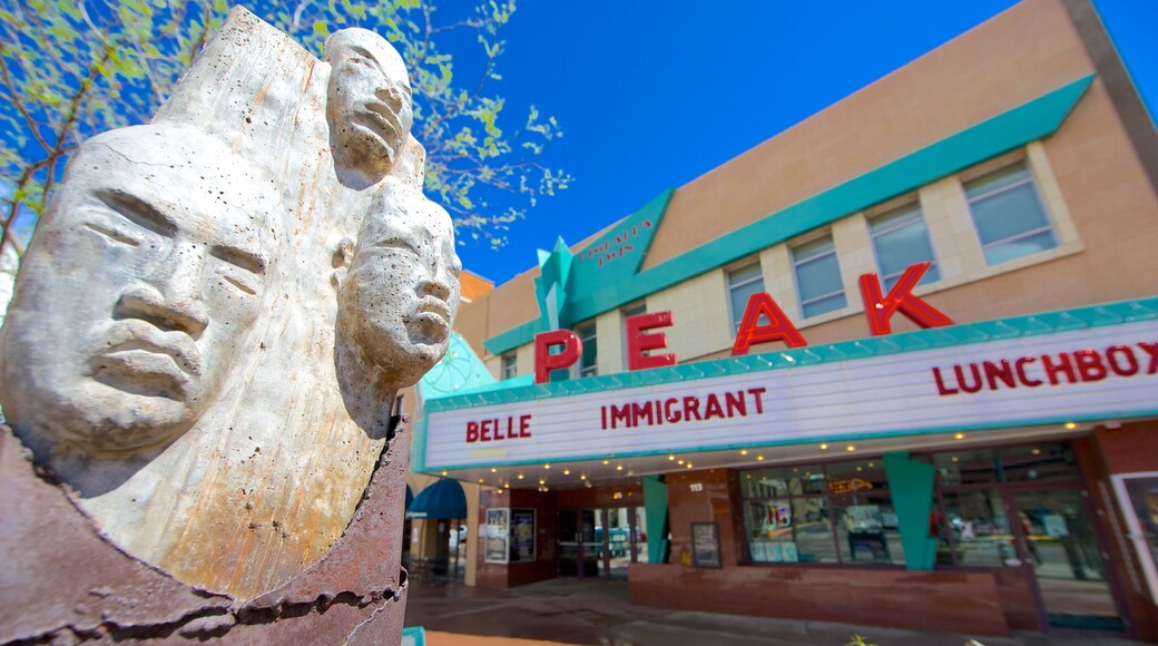 科羅拉多泉市中心 设有 看板 和 雕像或雕塑