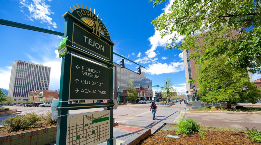 科羅拉多泉市中心 其中包括 城市, 看板 和 街道景色