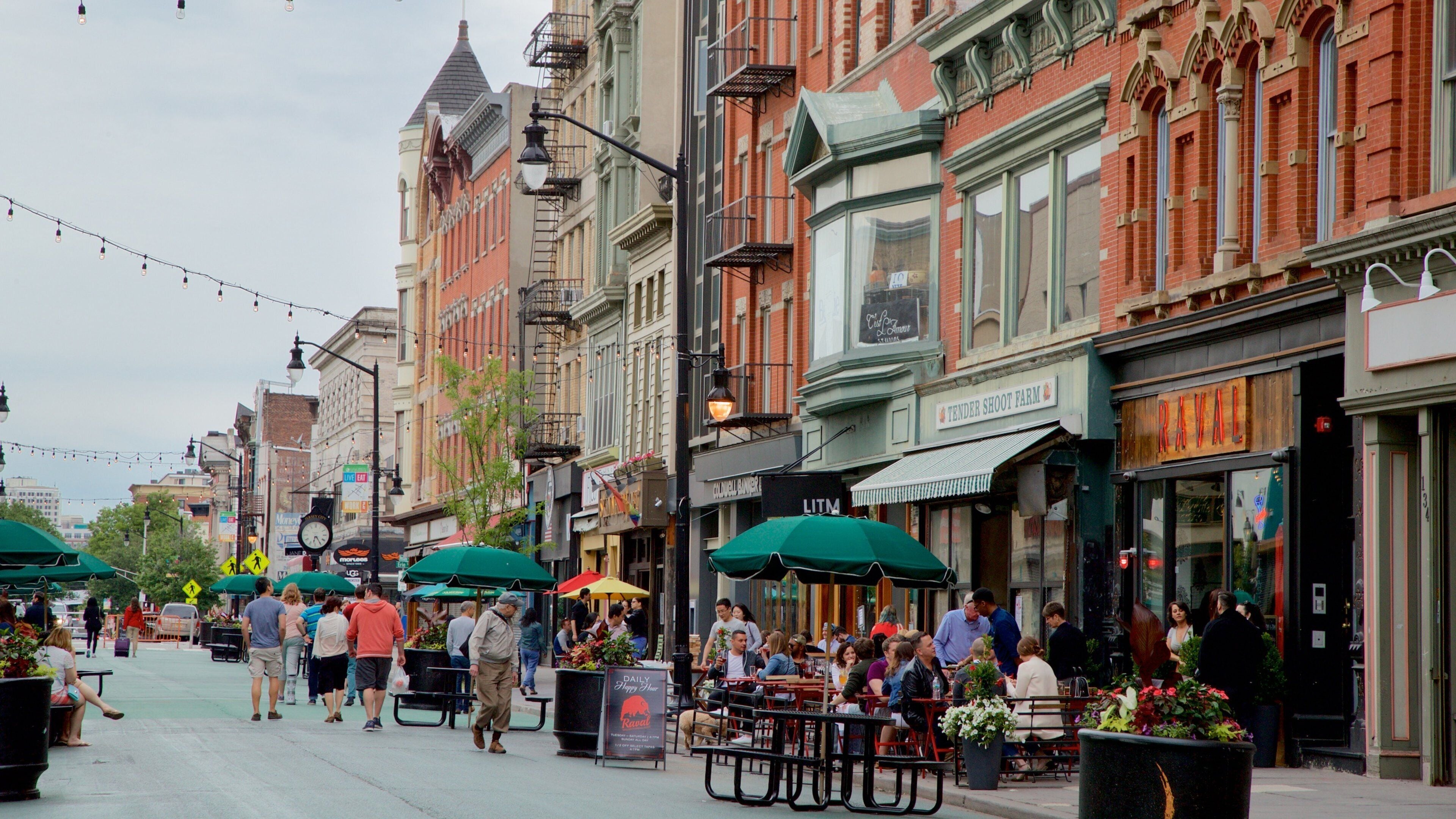 Centro de Jersey City ofreciendo comer al aire libre y también un pequeño grupo de personas
