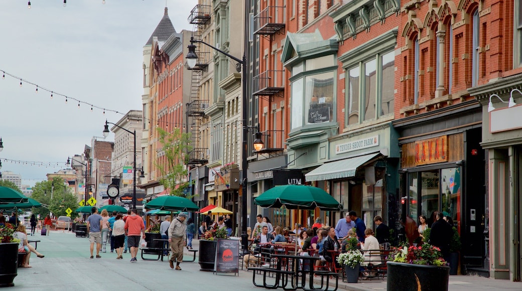 Centro de Jersey City ofreciendo comer al aire libre y también un pequeño grupo de personas