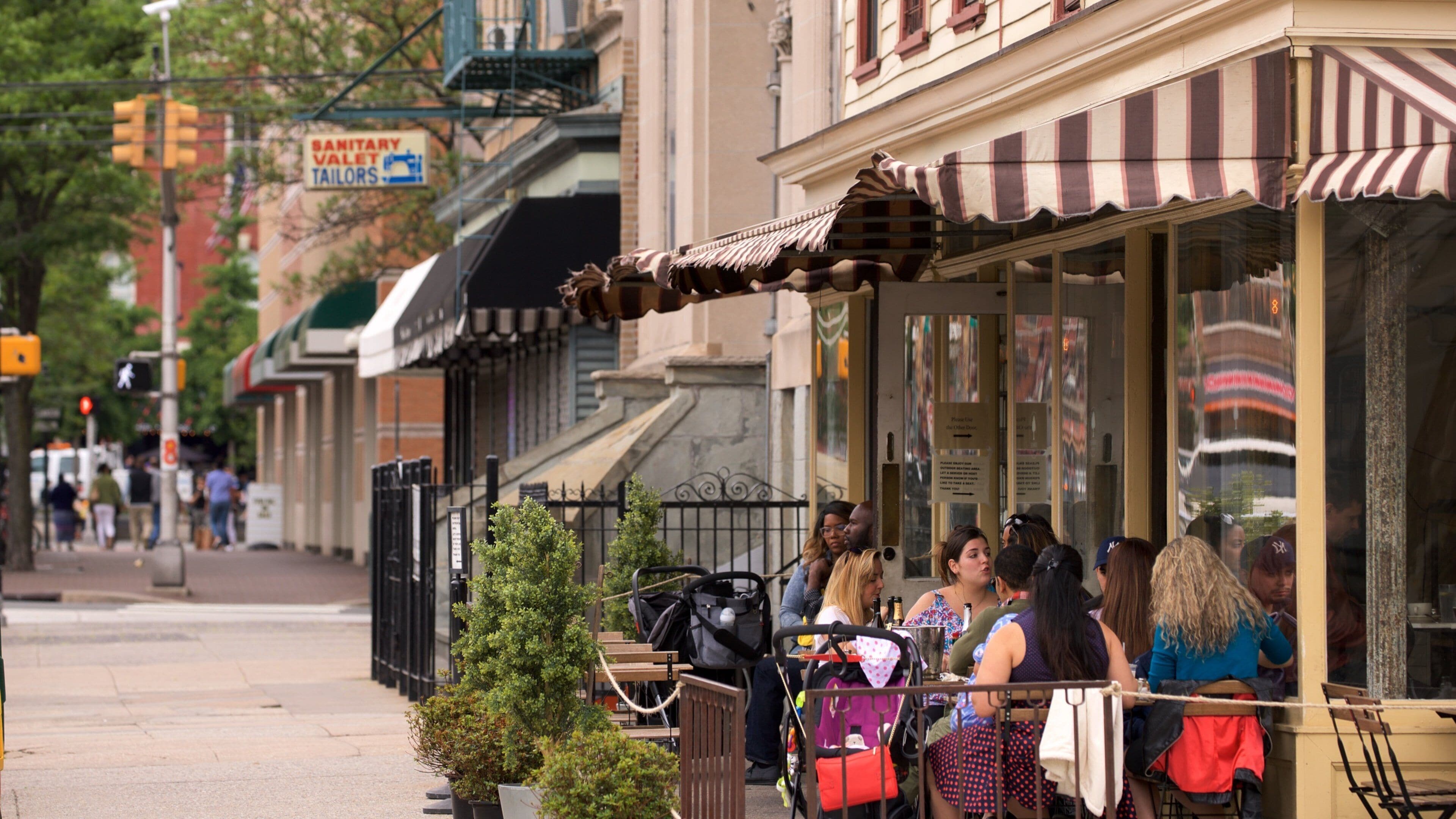 Downtown Jersey City og byder på udendørs spisning såvel som en lille gruppe mennesker