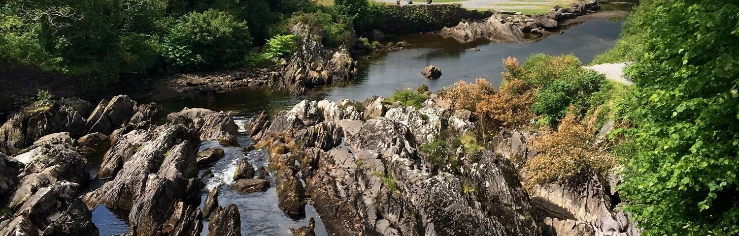 There are a ton of small towns along the Ring of Kerry. We happened to stop in Sneem, because I really liked the name of the town. It was such a cute little town that we had to stop and have a cup of coffee and do a bit of exploring. This here is the River that we crossed on the way to the rose garden. It was totally unexpected but definitely an amazing sight.
#sneem #ireland #ringofkerry