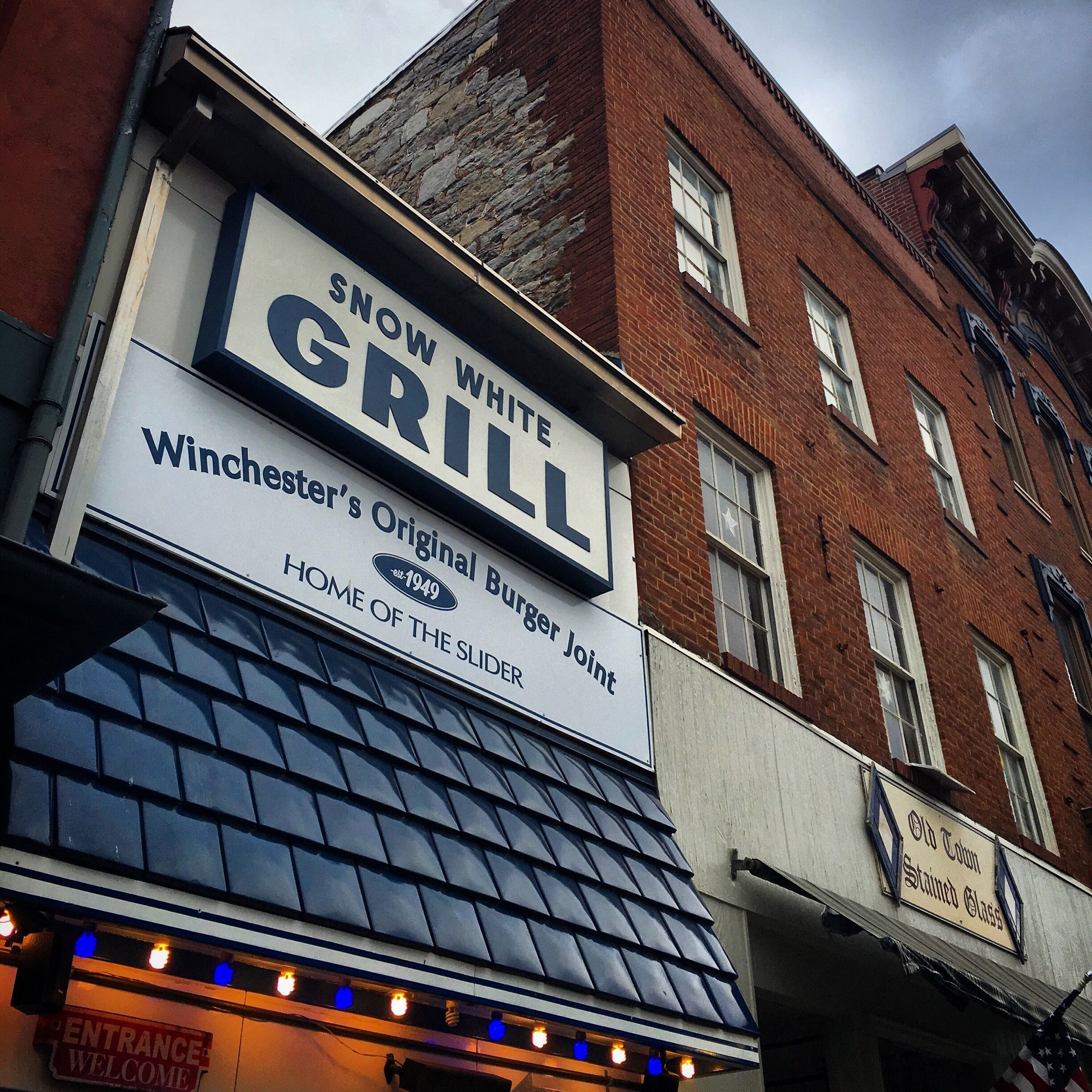Un bâtiment sur lequel on peut lire l’inscription « Snow White Grill » et « Winchester’s Original Burger Joint ».
