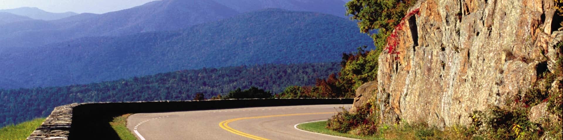 Luray mostrando montagna e terreno coltivato