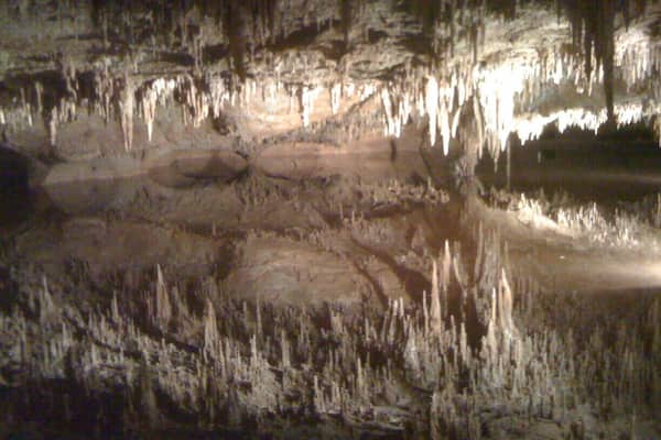 Caverna com estalactites e estalagmites.