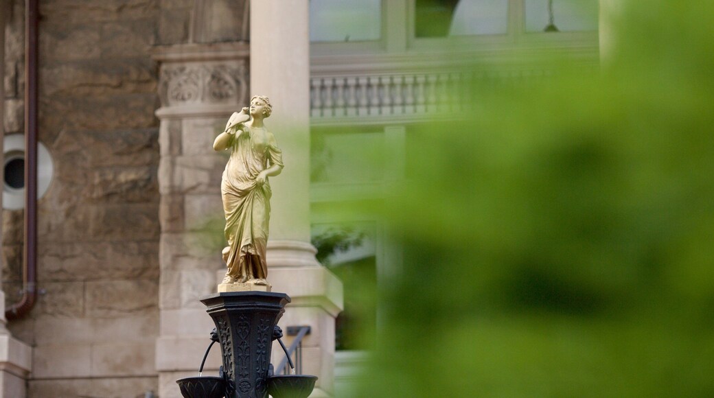 Harrisonburg showing a statue or sculpture