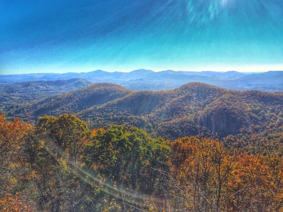 Overlook of Virginia's Blue Ridge Mountains from Humpback Rocks. #hiking