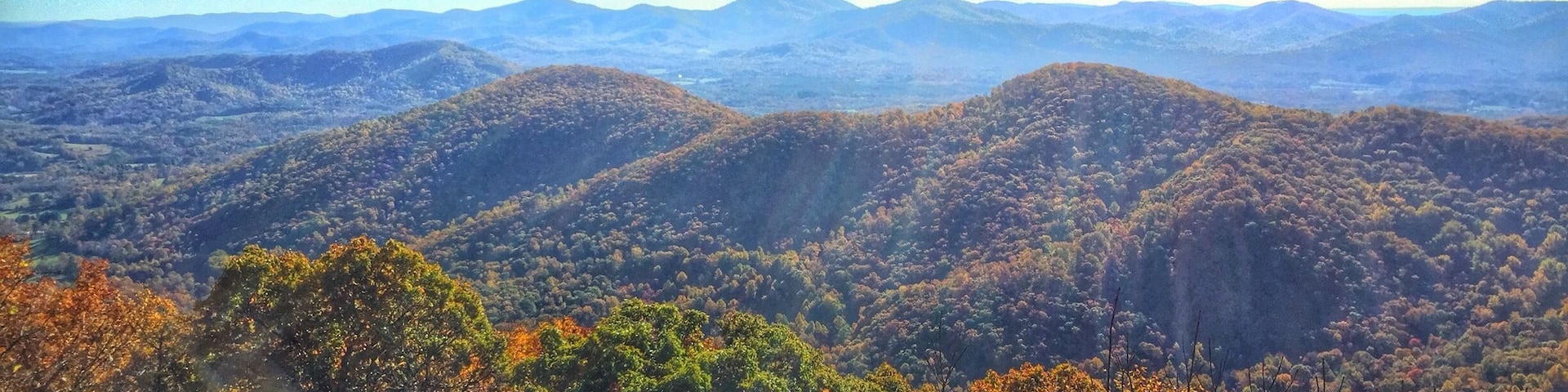 Overlook of Virginia's Blue Ridge Mountains from Humpback Rocks. #hiking