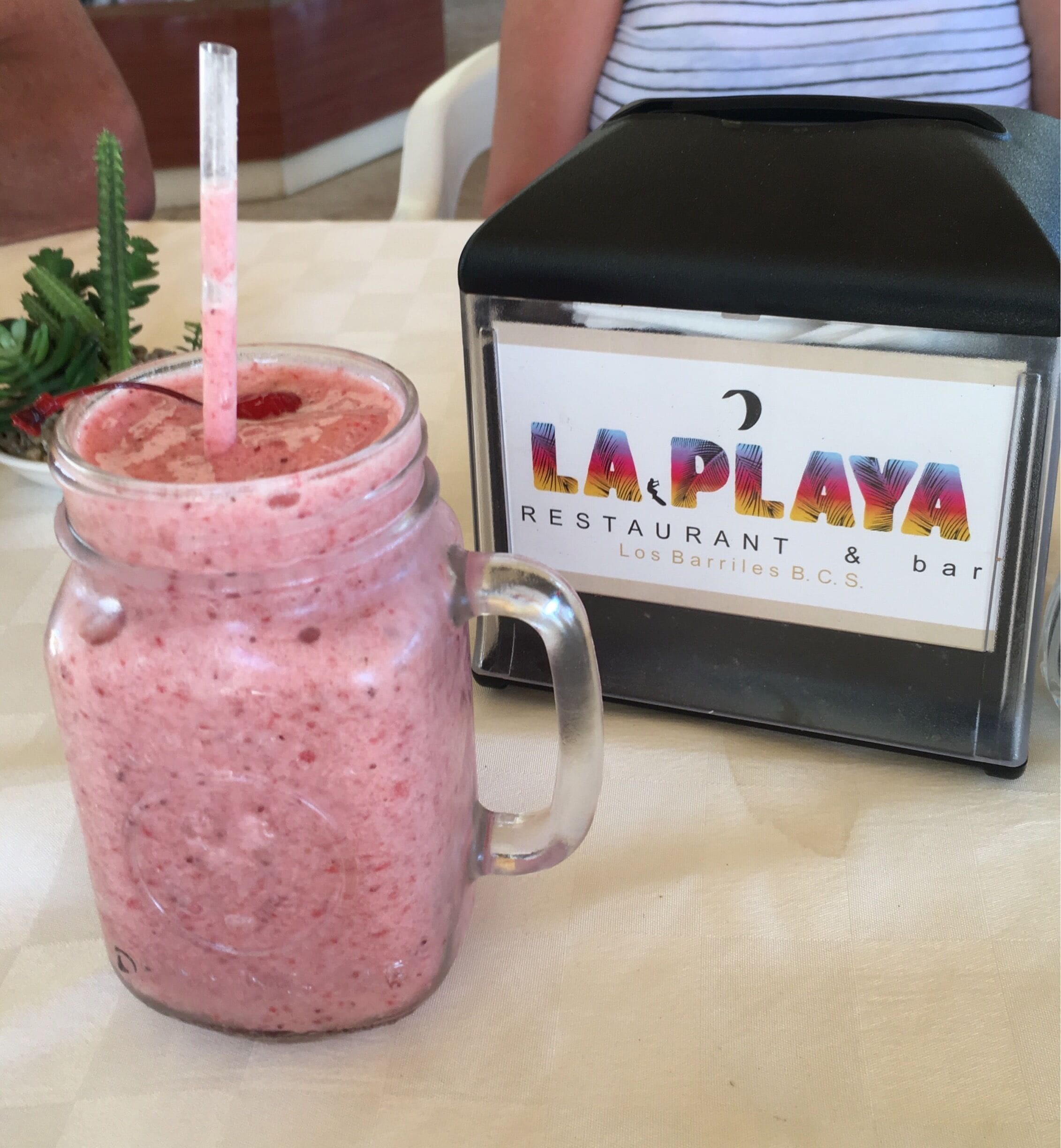 Strawberry banana smoothie in the shade. 
#bajacalifornia
#drink
(Feb 2017)