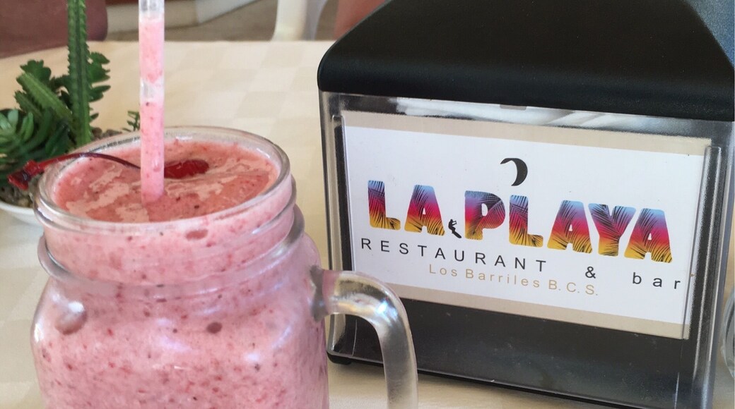 Strawberry banana smoothie in the shade.
#bajacalifornia
#drink
(Feb 2017)