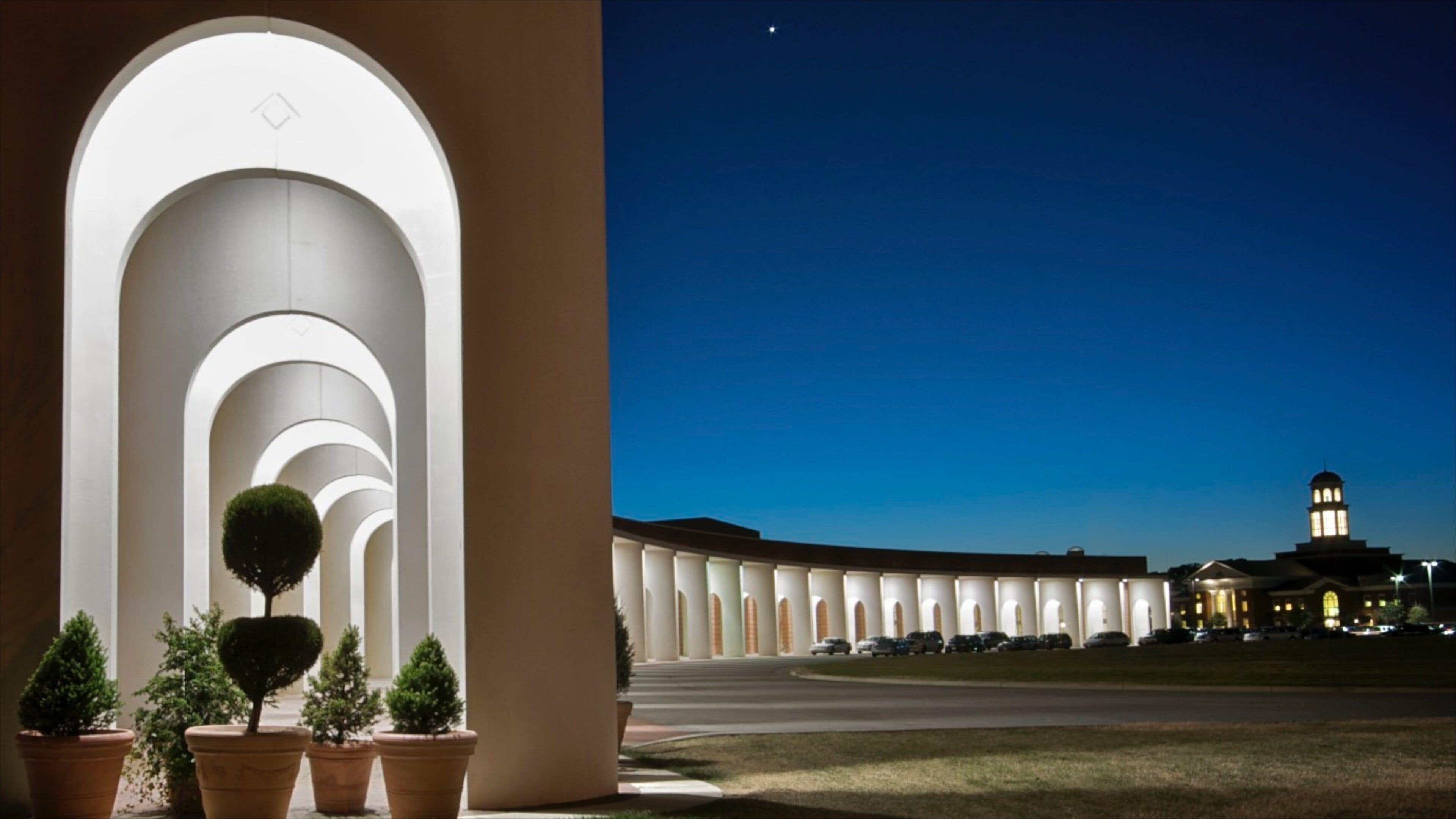 Newport News ofreciendo escenas de teatro, escenas nocturnas y arquitectura moderna