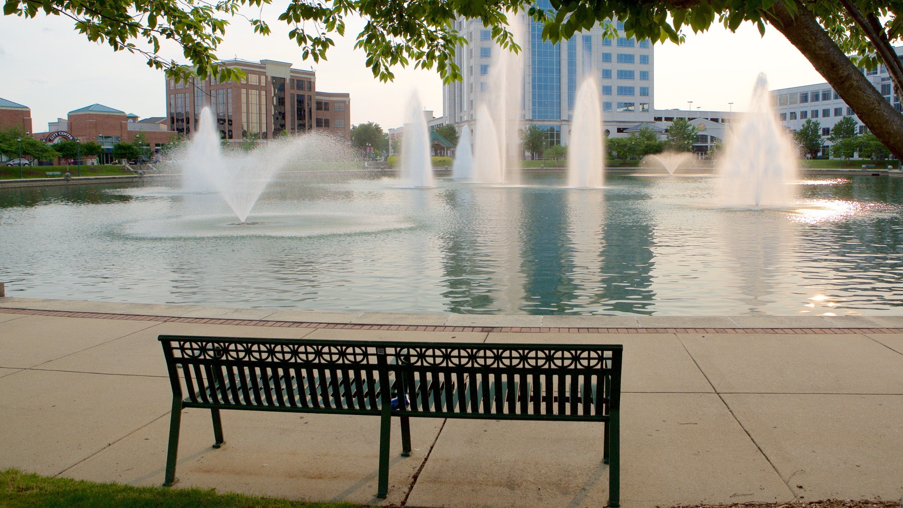 Newport News which includes a pond and a fountain